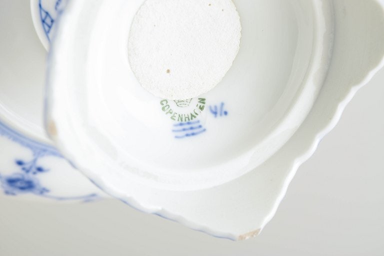 Royal Copenhagen, Denmark. Blue Fluted Half Lace porcelain compote with underglaze cobalt blue - 4