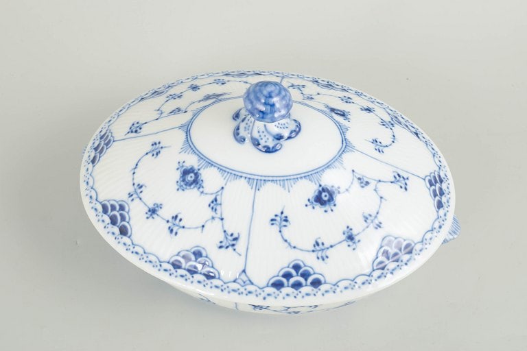 Royal Copenhagen, Denmark. Blue Fluted Half Lace oval porcelain lidded tureen with underglaze cobalt - 2
