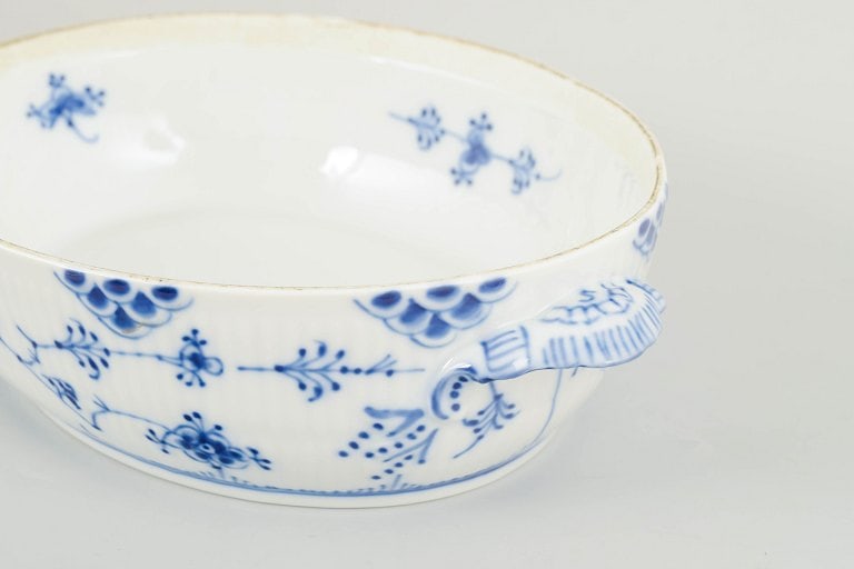Royal Copenhagen, Denmark. Blue Fluted Half Lace oval porcelain lidded tureen with underglaze cobalt - 3