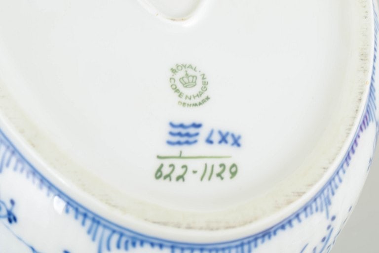 Royal Copenhagen, Denmark. Blue Fluted Half Lace oval porcelain lidded tureen with underglaze cobalt - 4