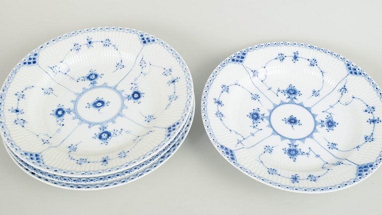 Royal Copenhagen, Denmark. Blue Fluted Half Lace set of four porcelain dinner plates with underglaze - 2