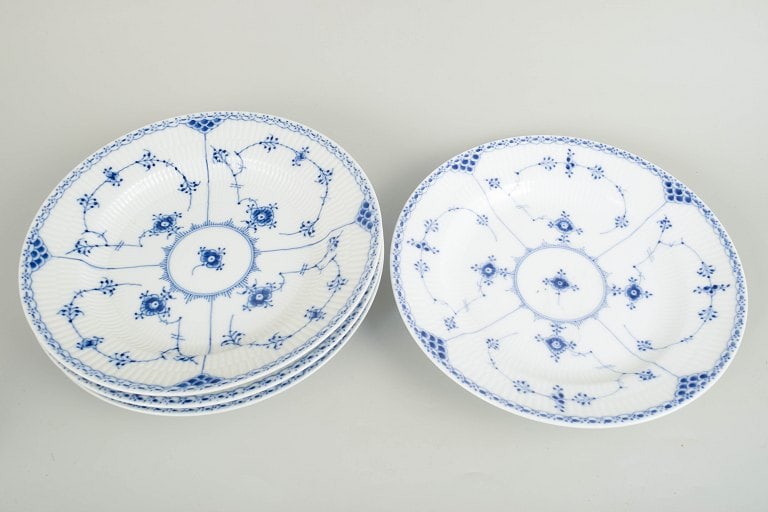 Royal Copenhagen, Denmark. Blue Fluted Half Lace set of four porcelain dinner plates with underglaze - 2