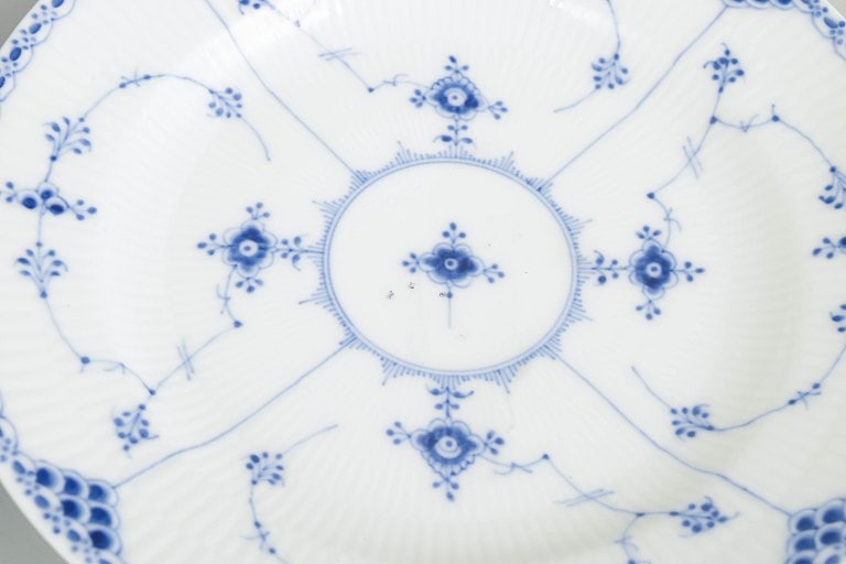 Royal Copenhagen, Denmark. Blue Fluted Half Lace set of four porcelain dinner plates with underglaze - 3