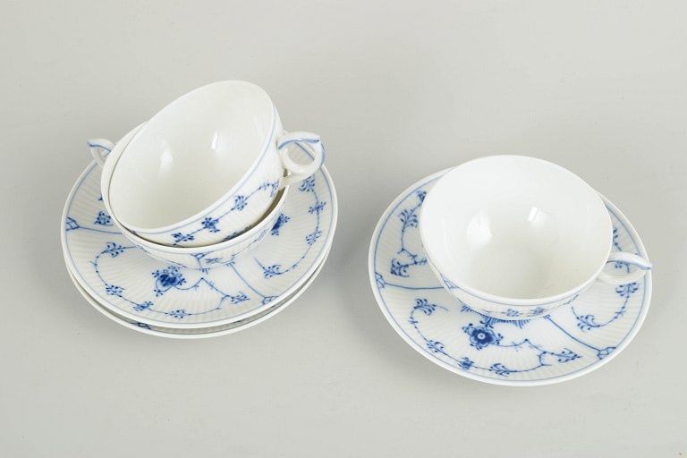 Royal Copenhagen, Denmark. Blue Fluted Plain set of three porcelain tea cups with matching saucers - 2