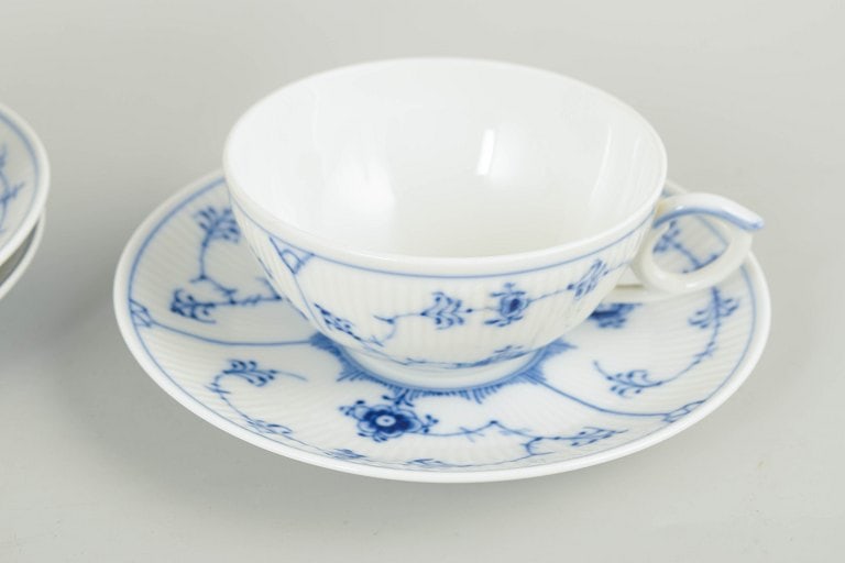 Royal Copenhagen, Denmark. Blue Fluted Plain set of three porcelain tea cups with matching saucers - 3