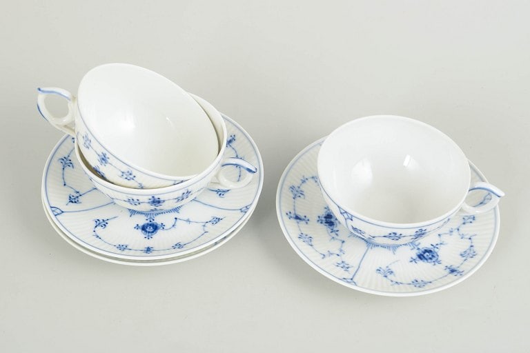 Royal Copenhagen, Denmark. Blue Fluted Plain set of three porcelain tea cups with matching saucers - 2