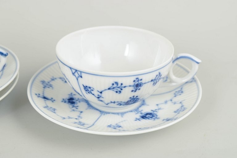 Royal Copenhagen, Denmark. Blue Fluted Plain set of three porcelain tea cups with matching saucers - 3
