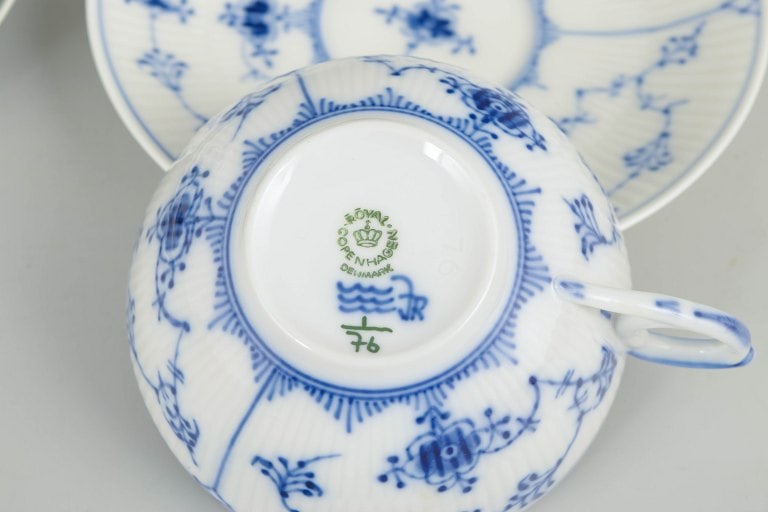 Royal Copenhagen, Denmark. Blue Fluted Plain set of three porcelain tea cups with matching saucers - 4