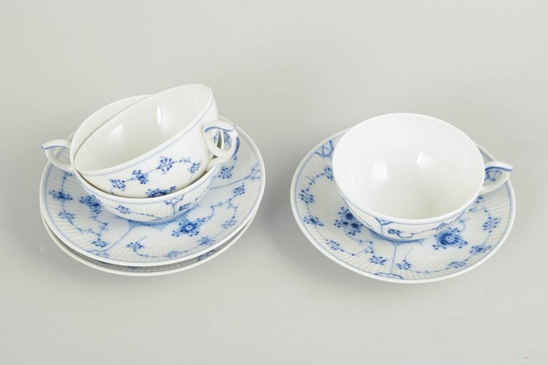 Royal Copenhagen, Denmark. Blue Fluted Plain set of three porcelain tea cups with matching saucers - 2