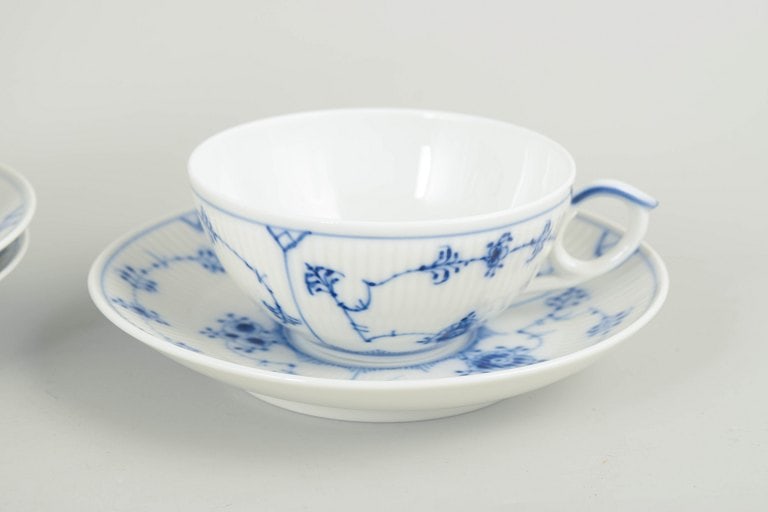 Royal Copenhagen, Denmark. Blue Fluted Plain set of three porcelain tea cups with matching saucers - 3