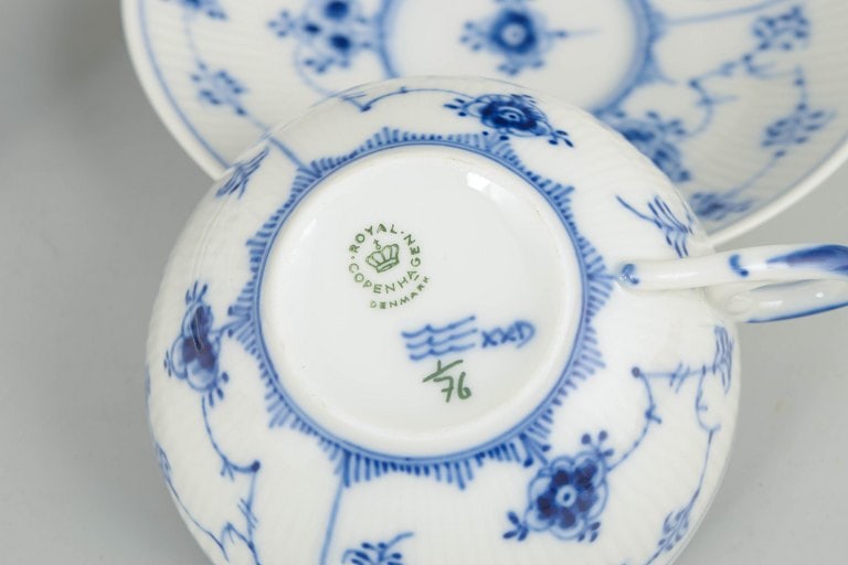 Royal Copenhagen, Denmark. Blue Fluted Plain set of three porcelain tea cups with matching saucers - 4