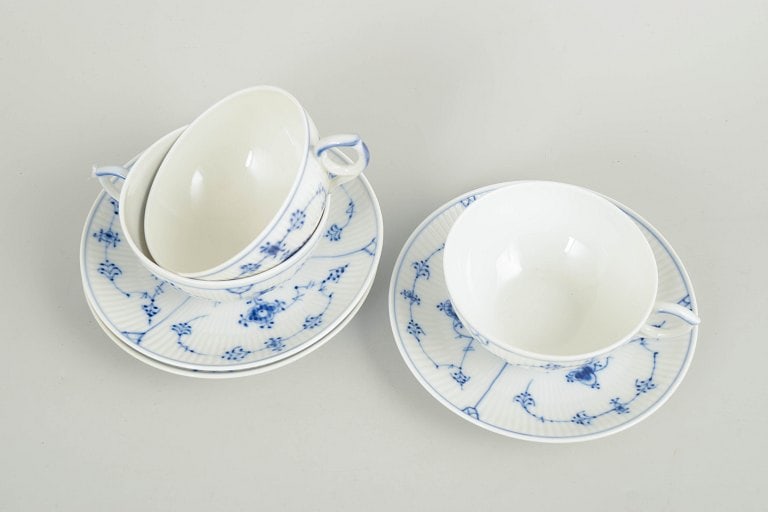 Royal Copenhagen, Denmark. Blue Fluted Plain set of three porcelain tea cups with matching saucers - 2