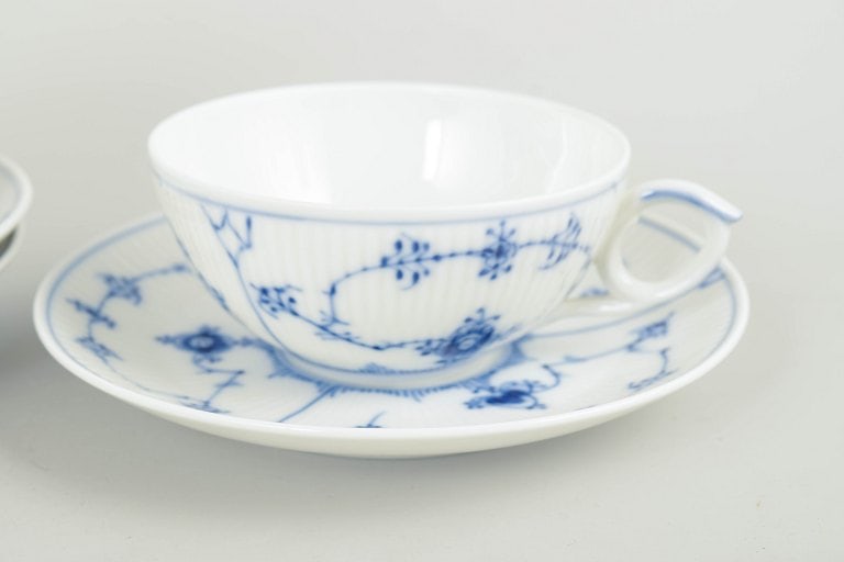 Royal Copenhagen, Denmark. Blue Fluted Plain set of three porcelain tea cups with matching saucers - 3