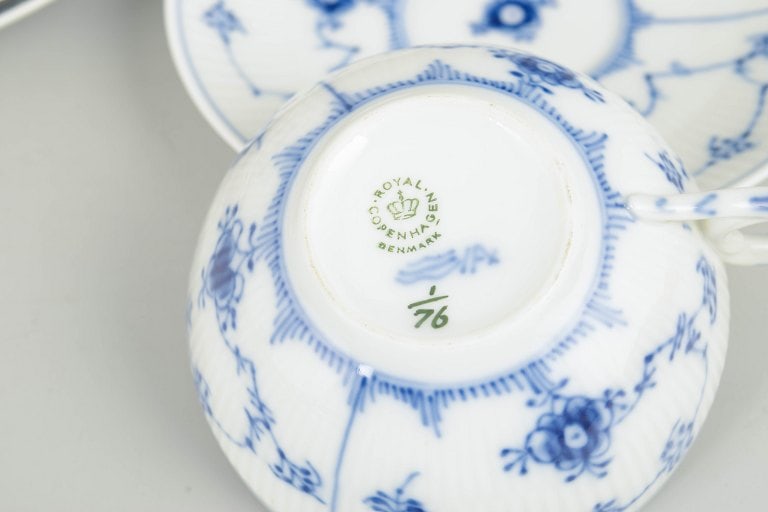 Royal Copenhagen, Denmark. Blue Fluted Plain set of three porcelain tea cups with matching saucers - 4