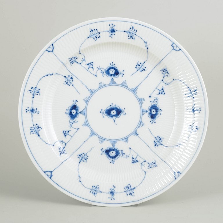 Royal Copenhagen, Denmark. Blue Fluted Plain large round porcelain platter with underglaze cobalt: Royal Copenhagen Blue Fluted Plain large round platter. Large round platter in hand-painted porcelain from the Blue Fluted Plain service with classic underglaze cobalt blue decoration and fluted surfa