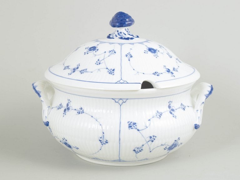 Royal Copenhagen, Denmark. Blue Fluted Plain large porcelain soup tureen with lid with underglaze: Royal Copenhagen Blue Fluted Plain large soup tureen with lid. Large soup tureen with lid in hand-painted porcelain from the Blue Fluted Plain service with classic underglaze cobalt blue decoration an