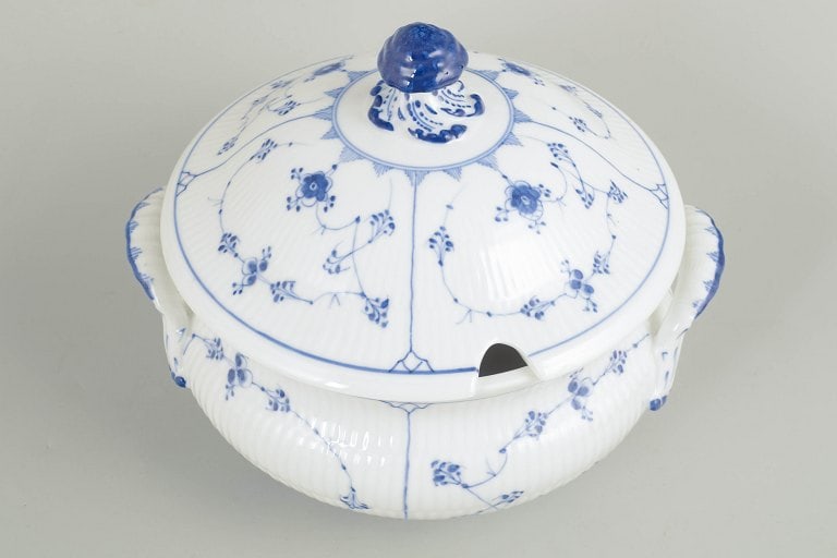Royal Copenhagen, Denmark. Blue Fluted Plain large porcelain soup tureen with lid with underglaze - 2