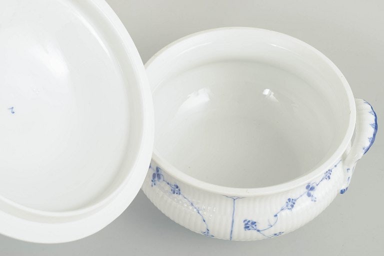 Royal Copenhagen, Denmark. Blue Fluted Plain large porcelain soup tureen with lid with underglaze - 3