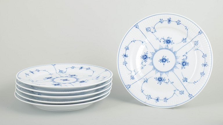 Royal Copenhagen, Denmark. Blue Fluted Plain set of six porcelain dinner plates with underglaze: Royal Copenhagen, set of 6 Blue Fluted Plain dinner plates. Set of 6 dinner plates in white glazed porcelain with hand-painted blue underglaze decoration from the Blue Fluted Plain series, model 625. 