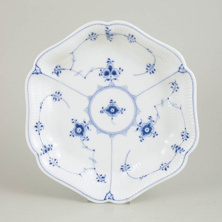Royal Copenhagen, Denmark. Blue Fluted Plain, porcelain dish with decoration in cobalt blue. Approx.: Royal Copenhagen Blue Fluted Plain rare dish. Rare dish in hand-painted porcelain from the Blue Fluted Plain service with classic underglaze cobalt blue decoration and fluted surfaces. Model 1/2195. H
