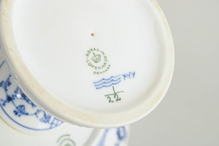 Royal Copenhagen, Denmark. Blue Fluted Plain, porcelain compote with decoration in cobalt blue. - 4