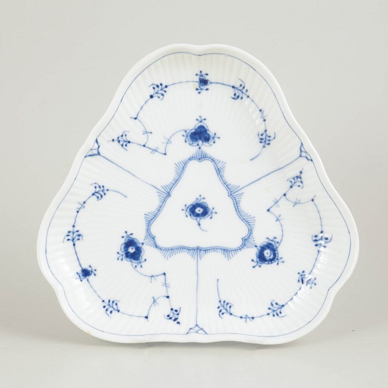 Royal Copenhagen, Denmark. Blue Fluted Plain, triangular porcelain tray with decoration in cobalt: Royal Copenhagen Blue Fluted Plain triangular tray. Triangular tray in hand-painted porcelain from the Blue Fluted Plain service with classic underglaze cobalt blue decoration and fluted surfaces. Mod