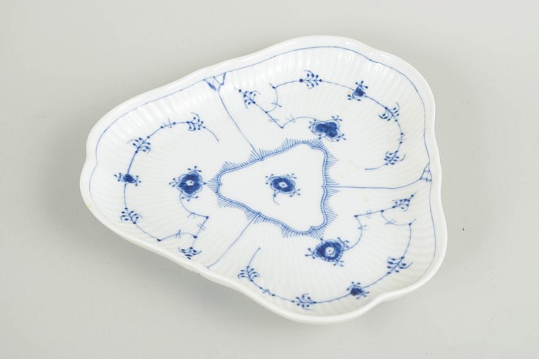 Royal Copenhagen, Denmark. Blue Fluted Plain, triangular porcelain tray with decoration in cobalt - 2