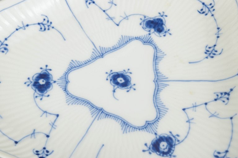 Royal Copenhagen, Denmark. Blue Fluted Plain, triangular porcelain tray with decoration in cobalt - 3