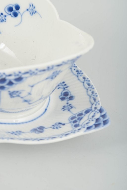 Royal Copenhagen, Denmark. Blue Fluted Half Lace, porcelain sauce boat with stand with decoration in - 3