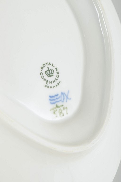 Royal Copenhagen, Denmark. Blue Fluted Half Lace, porcelain sauce boat with stand with decoration in - 4