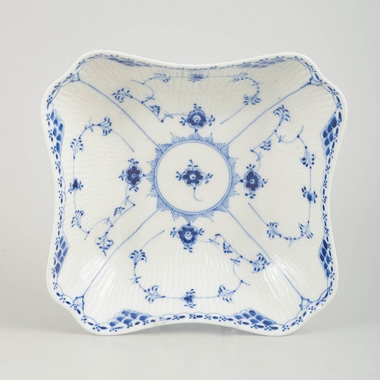Royal Copenhagen, Denmark. Blue Fluted Half Lace, porcelain square dish with decoration in cobalt: Royal Copenhagen Blue Fluted Half Lace, square dish. Square dish in hand-painted porcelain from the Blue Fluted Half Lace service with classic underglaze decoration in cobalt blue, fluted panels and c