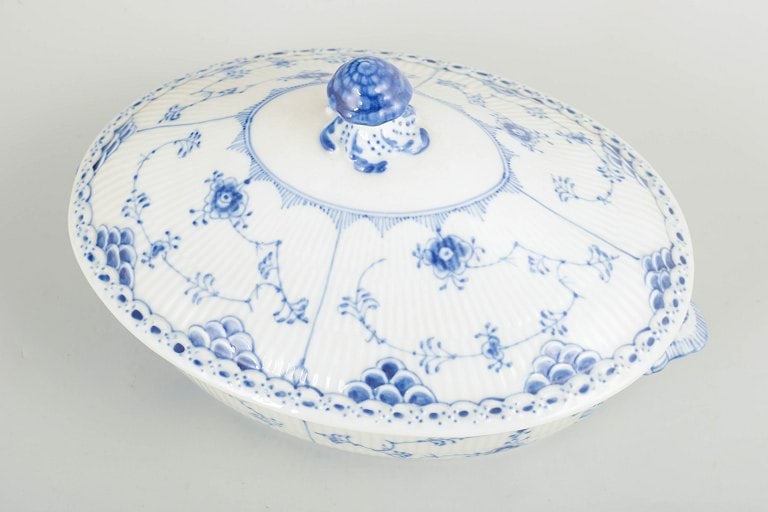 Royal Copenhagen, Denmark. Blue Fluted Plain porcelain lidded tureen with decoration in cobalt blue. - 2