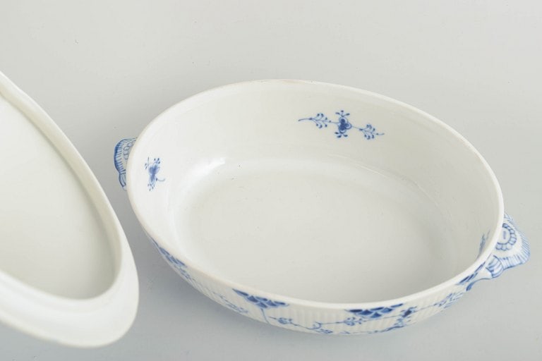Royal Copenhagen, Denmark. Blue Fluted Plain porcelain lidded tureen with decoration in cobalt blue. - 3