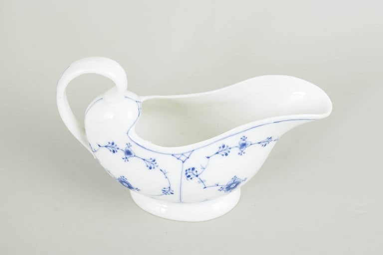 Royal Copenhagen, Denmark. Blue Fluted Plain porcelain sauce boat with decoration in cobalt blue. - 2