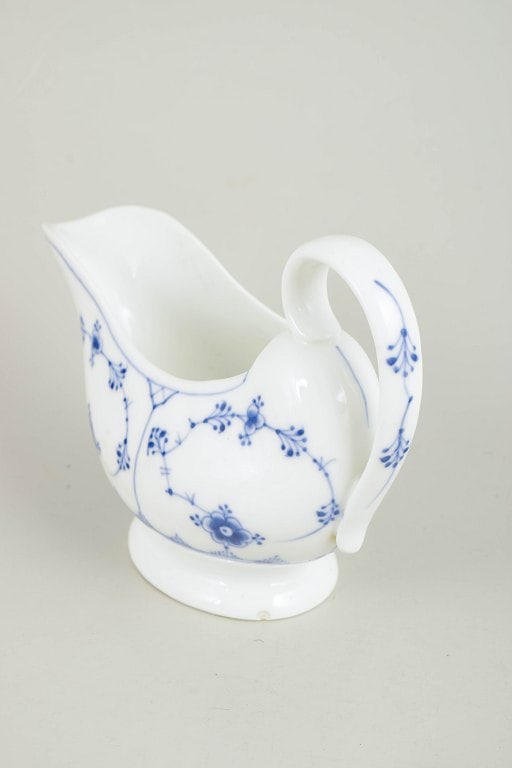 Royal Copenhagen, Denmark. Blue Fluted Plain porcelain sauce boat with decoration in cobalt blue. - 3