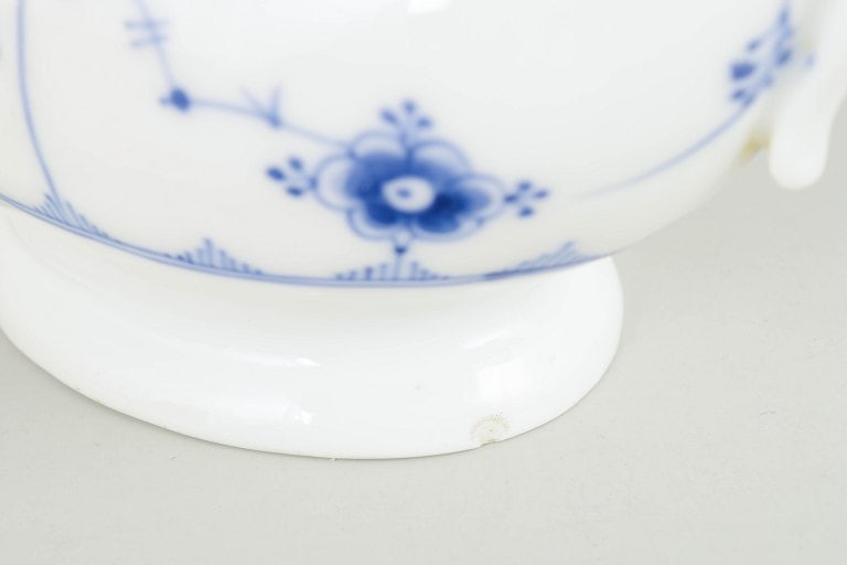 Royal Copenhagen, Denmark. Blue Fluted Plain porcelain sauce boat with decoration in cobalt blue. - 4