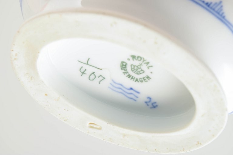 Royal Copenhagen, Denmark. Blue Fluted Plain porcelain sauce boat with decoration in cobalt blue. - 5