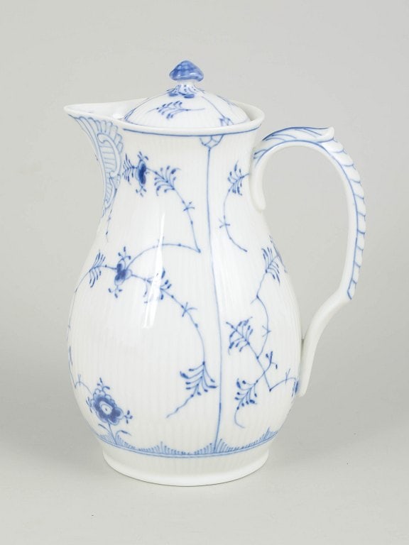 Royal Copenhagen, Denmark. Blue Fluted Plain, rare porcelain chocolate pot with lid in cobalt: Royal Copenhagen Blue Fluted Plain, rare chocolate pot with lid. Rare hand-painted porcelain chocolate pot decorated with the classic blue fluted pattern in cobalt underglaze. The elegant form feature