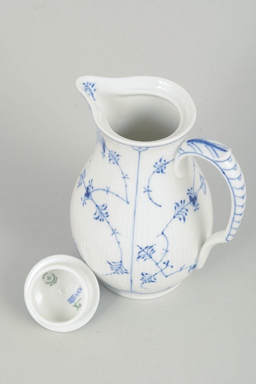 Royal Copenhagen, Denmark. Blue Fluted Plain, rare porcelain chocolate pot with lid in cobalt - 2