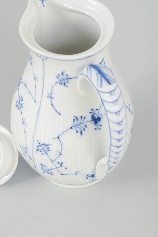Royal Copenhagen, Denmark. Blue Fluted Plain, rare porcelain chocolate pot with lid in cobalt - 3