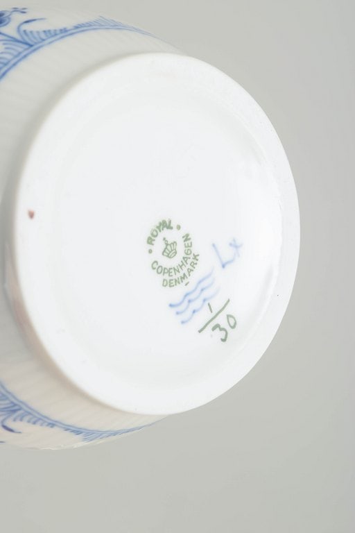 Royal Copenhagen, Denmark. Blue Fluted Plain, rare porcelain chocolate pot with lid in cobalt - 4