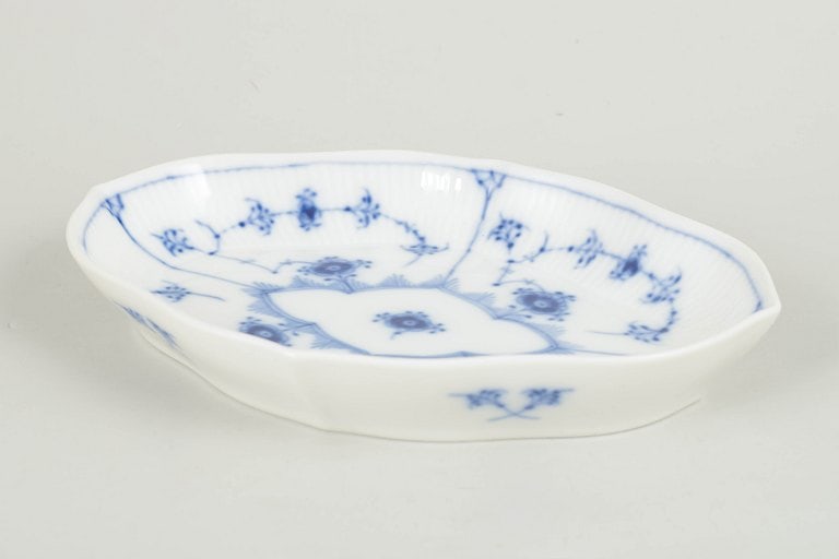 Royal Copenhagen Blue Fluted Plain, Denmark. Porcelain dish in cobalt underglaze. Approx. 1980s. - 2