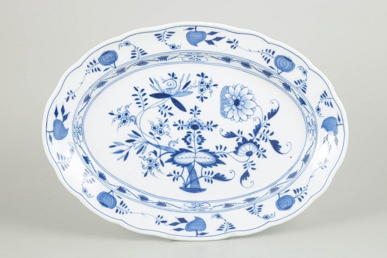 Meissen, Germany. Blue onion large oval porcelain serving dish in cobalt underglaze. Early 20th (1 of 4)