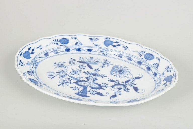 Meissen, Germany. Blue onion large oval porcelain serving dish in cobalt underglaze. Early 20th - 2
