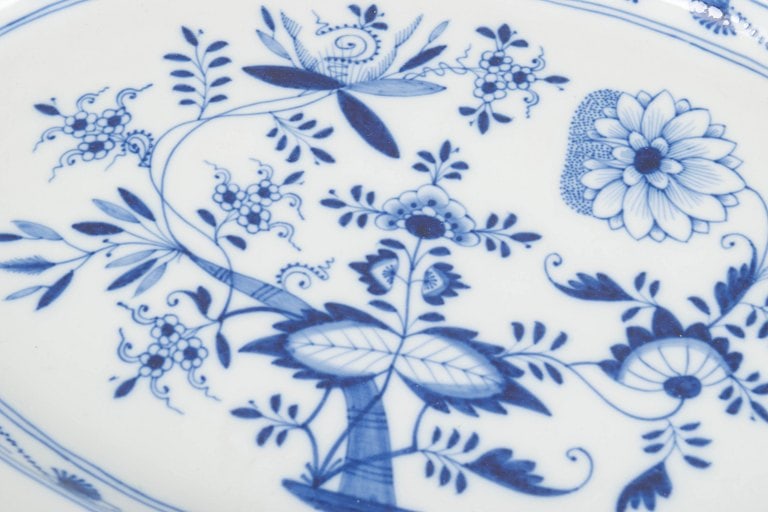 Meissen, Germany. Blue onion large oval porcelain serving dish in cobalt underglaze. Early 20th - 3