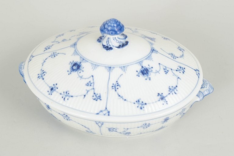 Royal Copenhagen, Denmark. Blue Fluted Plain oval porcelain lidded tureen in underglaze blue. - 2
