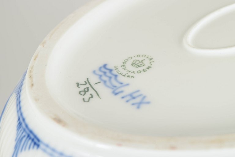 Royal Copenhagen, Denmark. Blue Fluted Plain oval porcelain lidded tureen in underglaze blue. - 4