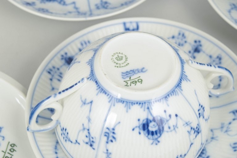 Royal Copenhagen, Denmark. Blue Fluted Plain set of four porcelain bouillon cups with saucers in - 5
