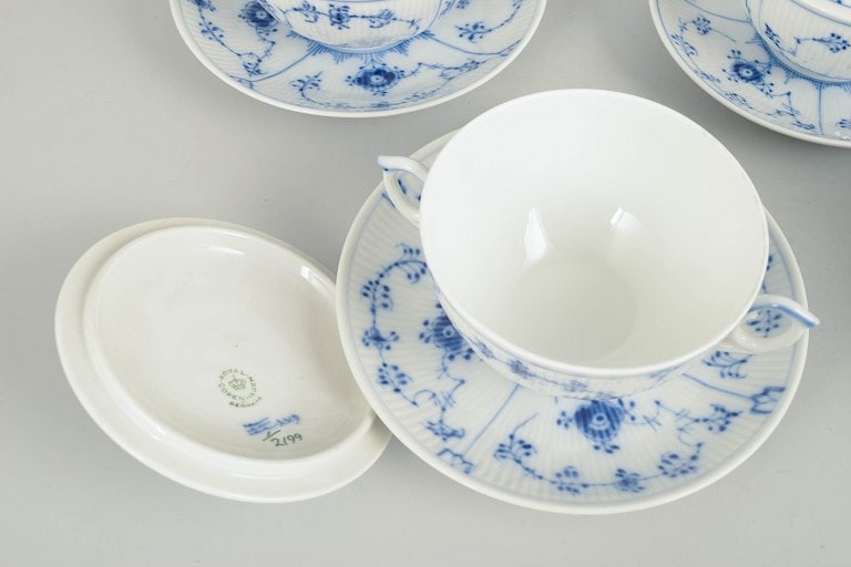 Royal Copenhagen, Denmark. Blue Fluted Plain set of four porcelain bouillon cups with saucers in - 4