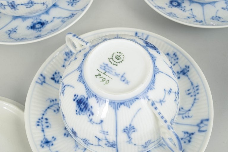 Royal Copenhagen, Denmark. Blue Fluted Plain set of four porcelain bouillon cups with saucers in - 5